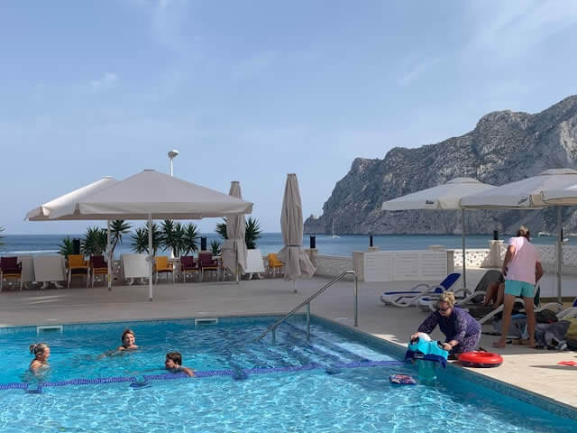 Bijna 4.600 zwembaden in Calpe: hoeveel druk legt dat op de watervoorziening?