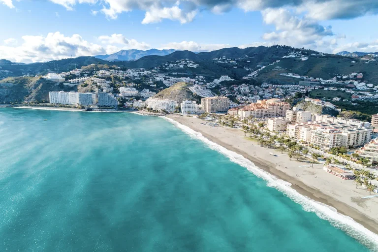 Costa Tropical: subtropisch klimaat, indrukwekkende bergen en rustige stranden in Granada