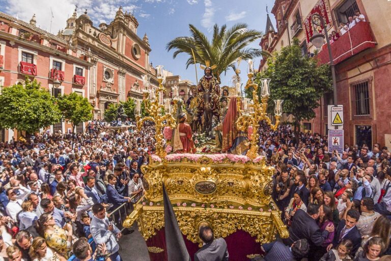 Dit zijn de mooiste plekken in Spanje voor Semana Santa, zon en een stedentrip