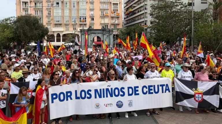 Honderden inwoners Ceuta demonstreren voor veiligheid kinderen: ‘Ceuta is geen opvangcentrum’
