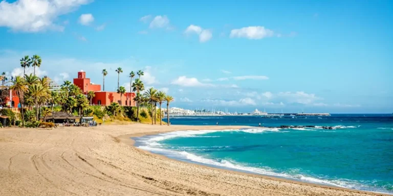 Populair strand aan Costa del Sol gesloten na vondst E. coli in zeewater
