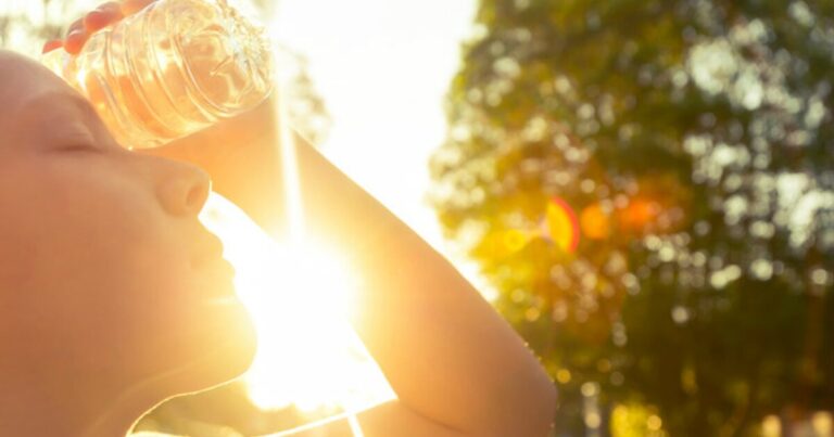 Zonnesteek in Spanje: zo herken je oververhitting en dit moet je direct doen