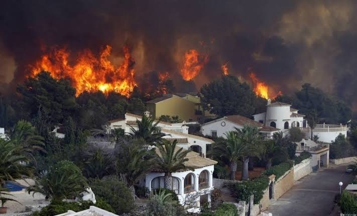 Zorgen over nieuw bosbrandgevaar bij villa’s in Jávea, tien jaar na brand La Granadella