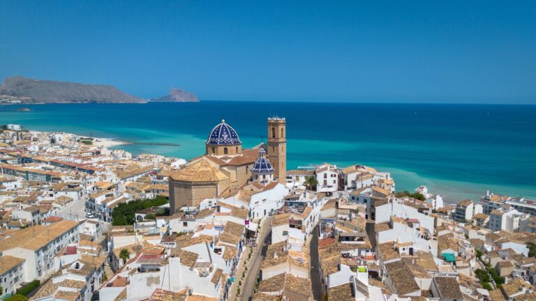 Altea: ontdek het witte kunstenaarsdorp aan de Costa Blanca met blauwe koepels en verborgen pareltjes