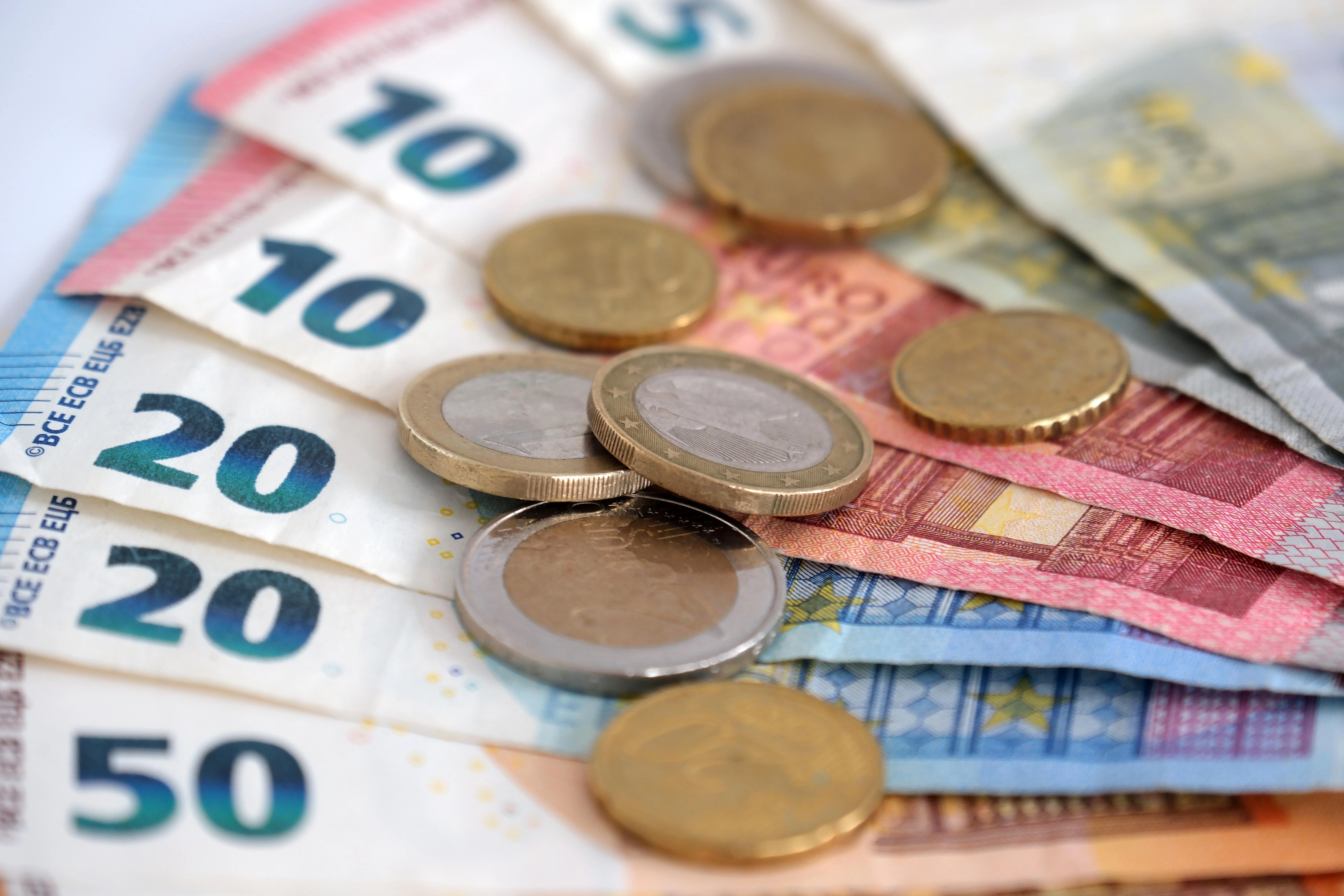 Contant betalen in Spanje verandert in 2027: dit zijn de nieuwe EU-regels en de boetes