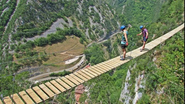 De 10 mooiste via ferrata’s van Spanje: spectaculaire klimroutes langs kliffen, watervallen en hangbruggen