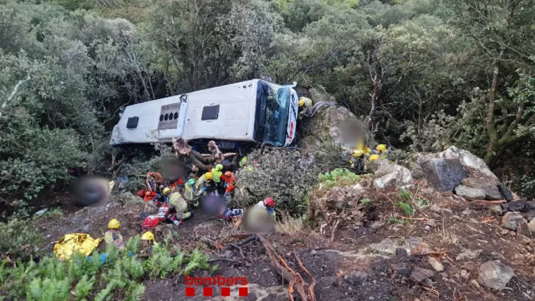 Ernstig busongeluk bij Barcelona: bus stort 20 meter van helling, 83 mensen behandeld