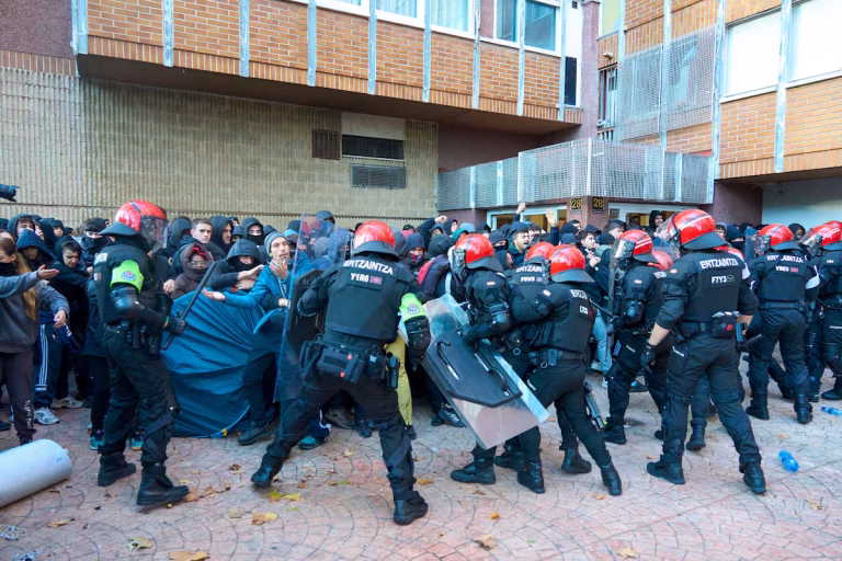 Gezin met zes kinderen uitgezet in Vitoria na protesten en politieoptreden