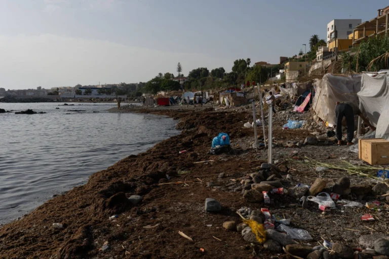 Grote politieactie op strand van Ceuta: migrantenkamp wordt ontruimd vlak voor bezoek koning Felipe