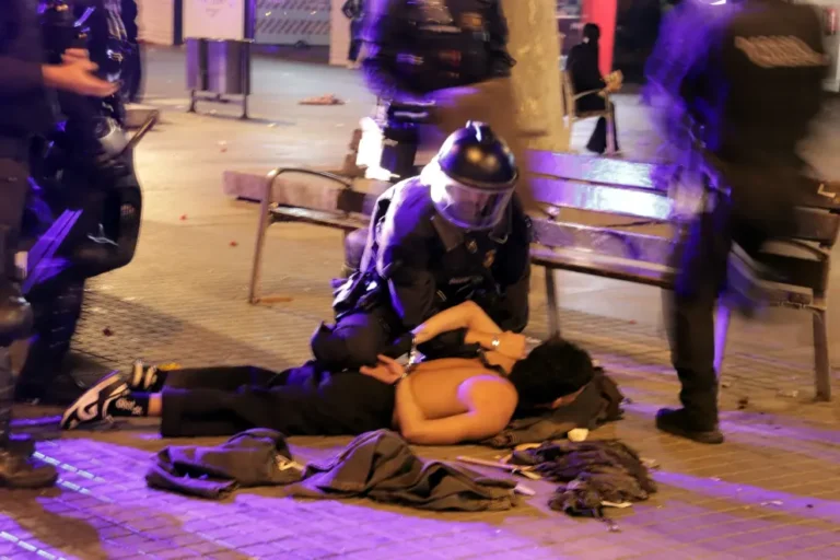 Grote rellen in Barcelona: honderd arrestaties, winkels geplunderd en brandende barricades