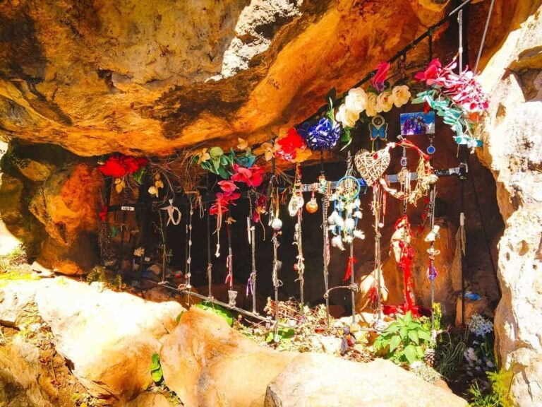 Heilige grot op Ibiza beschadigd door rituelen voor godin Tanit: eilandbestuur waarschuwt voor brandgevaar