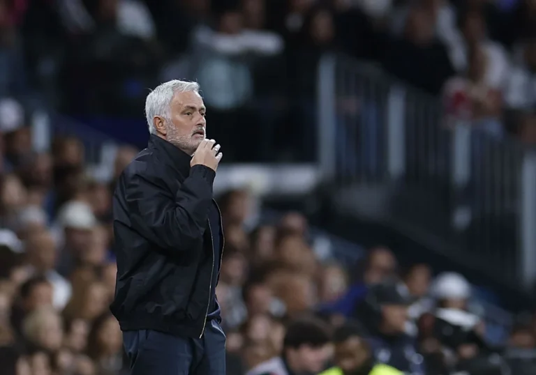 Mourinho haalt uit naar arbitrage bij Barcelona: ‘Weer een gewone dag op kantoor’