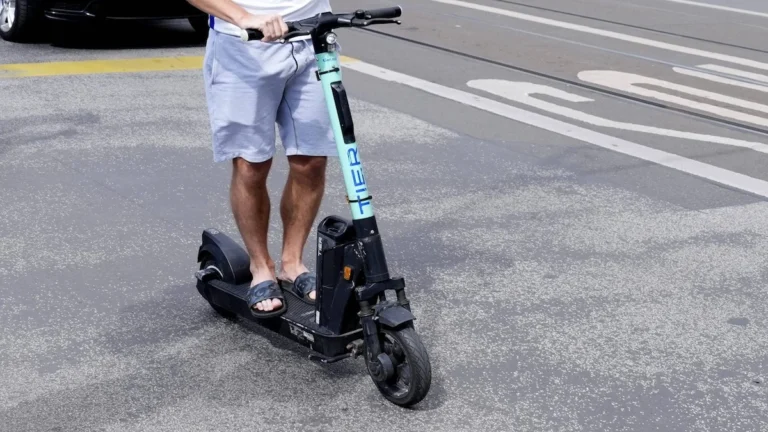 Nieuwe helmplicht voor elektrische steps in Spanje: verhuurbedrijven aan Costa Blanca in de problemen