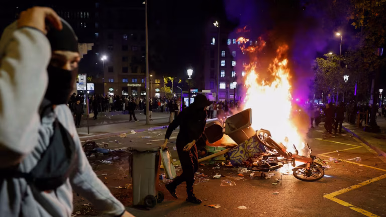 Online netwerk achter oproepen tot rellen in Barcelona duikt op in elf Spaanse regio’s