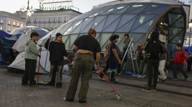 Protestkamp in Madrid bestaat een maand: deelnemers bespreken vertrek uit Puerta del Sol