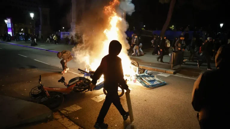 Rellen in Barcelona leiden tot 128 arrestaties en politieke beschuldigingen