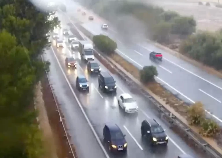 Snelweg tussen Sevilla en Cádiz onder water door DANA Adam: verkeer vast op AP-4