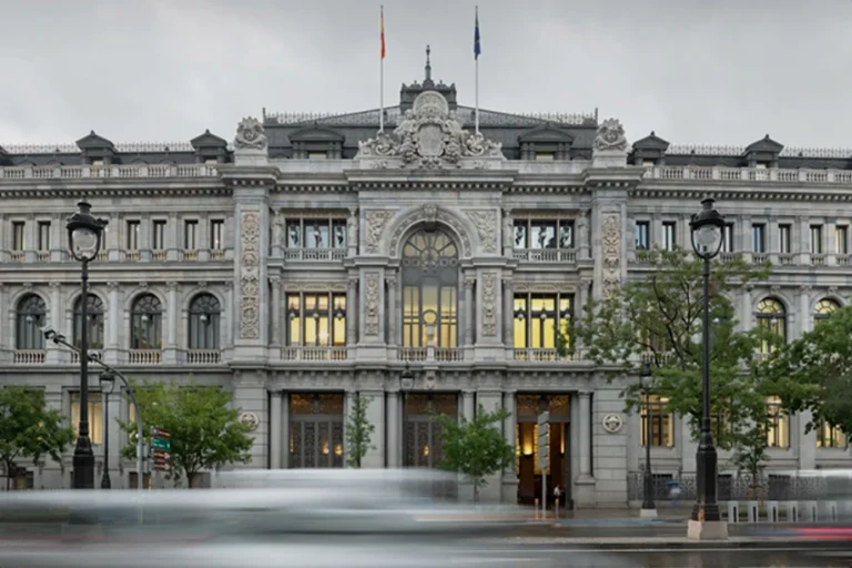 Spaanse bank weigert rekening zonder NIE? Dit zijn je rechten als Nederlander of Belg