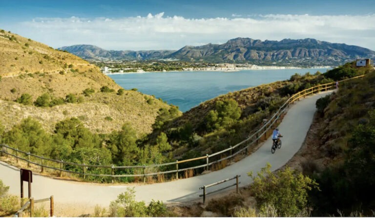 Spectaculaire wandelroute aan de Costa Blanca: langs hoge kliffen, verborgen baaien en een historische vuurtoren
