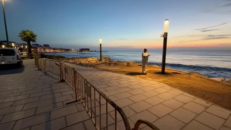 Torrevieja sloopt illegaal aangelegd uitkijkpunt aan zee