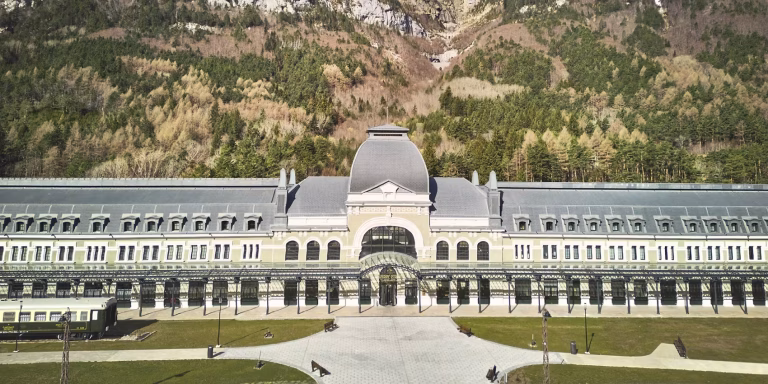 Van spookstation tot vijfsterrenhotel: slapen in Canfranc tussen Pyreneeën, spionnen en nazi-goud