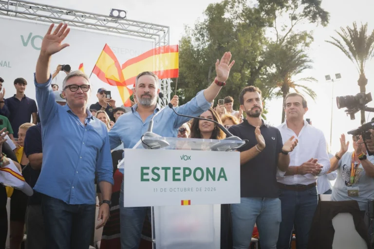 Vox-leider Abascal waarschuwt voor verkiezingsgeweld en mogelijke fraude tijdens bijeenkomst in Estepona