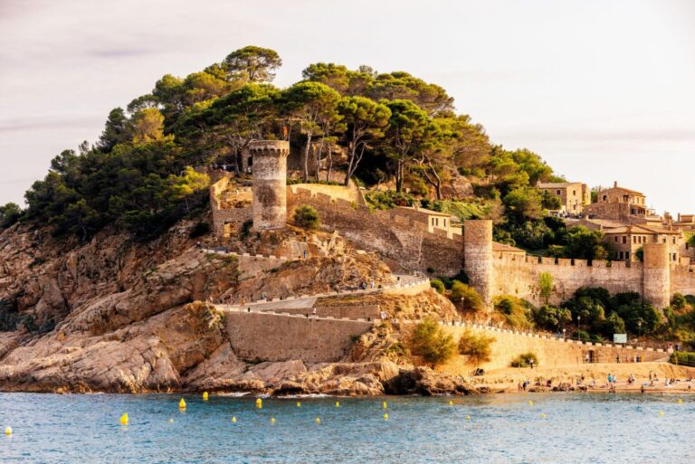 Wonen aan de Costa Brava: tussen ruige kliffen, groene heuvels en authentieke Catalaanse dorpen