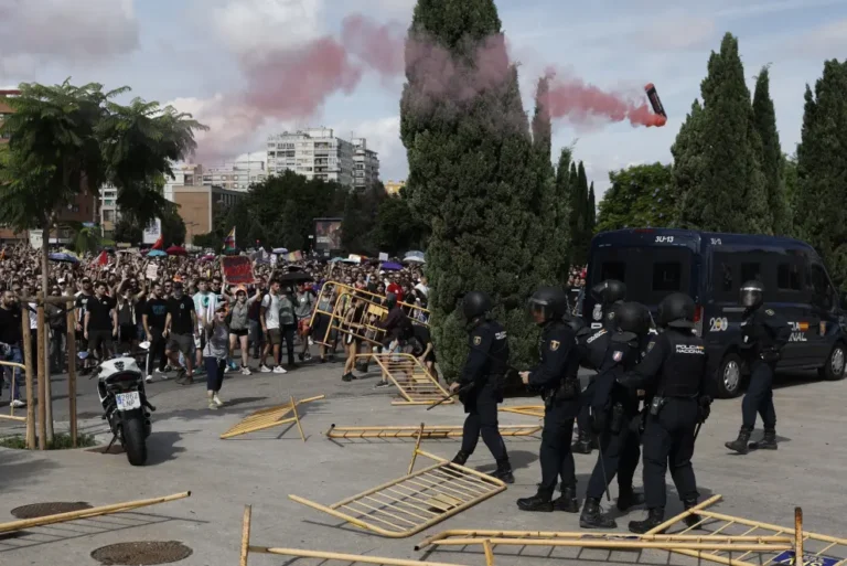 Woonprotest Valencia loopt uit op confrontaties bij vastgoedcongres: vijf arrestaties Bekijk hier beelden